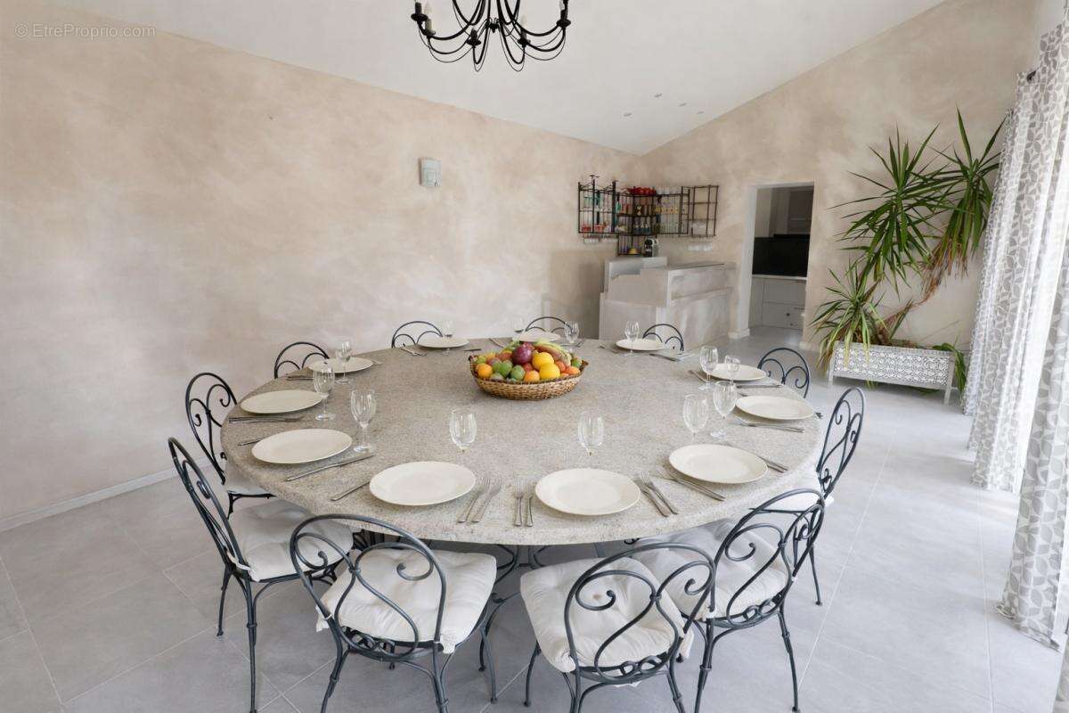 St Victoret - Propriété de 429 m² avec dépendances, piscine, pool house - photo 4