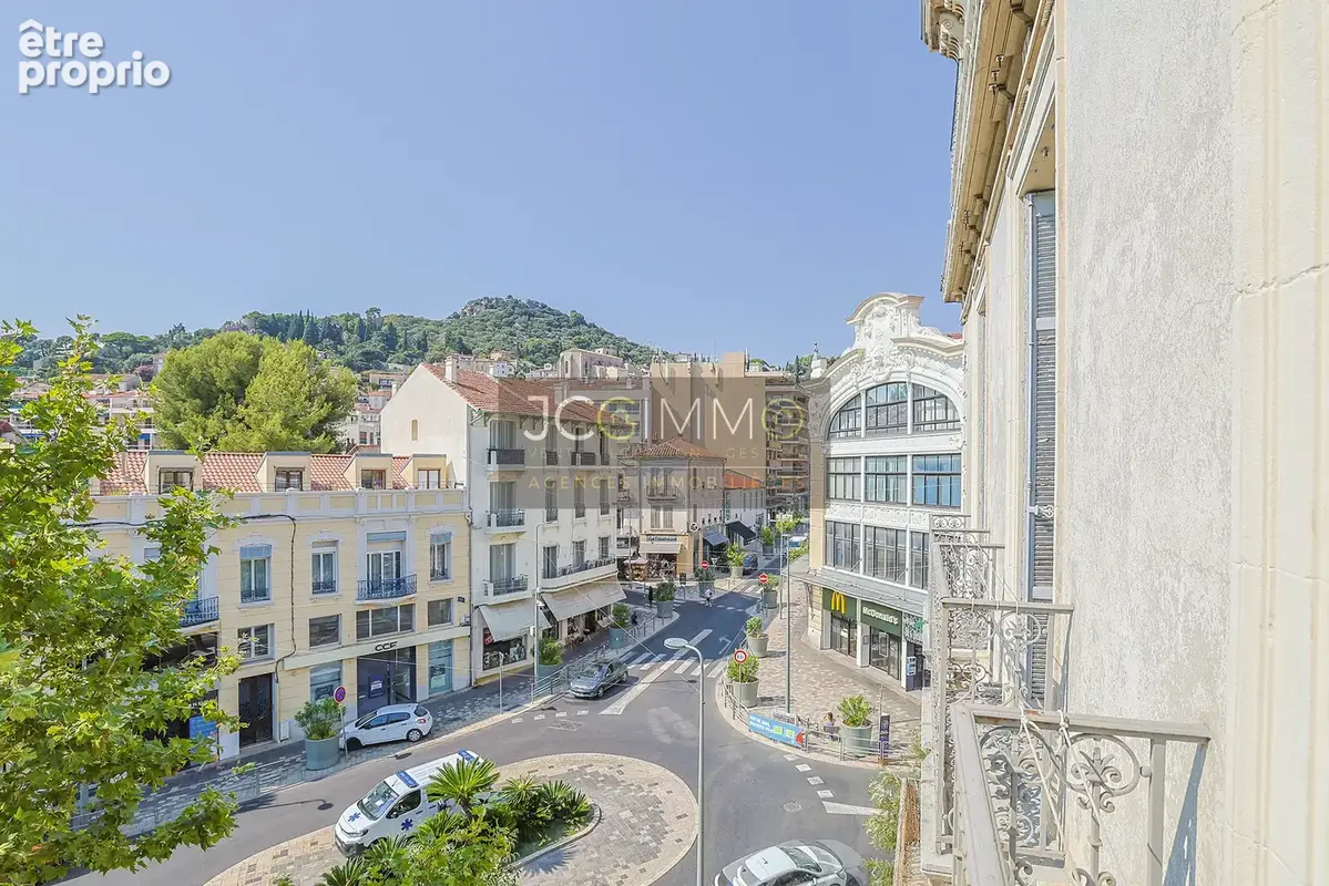 Hyères Gambetta - T4 de 88 m2 avec balconnets, cave et grenier - photo 2