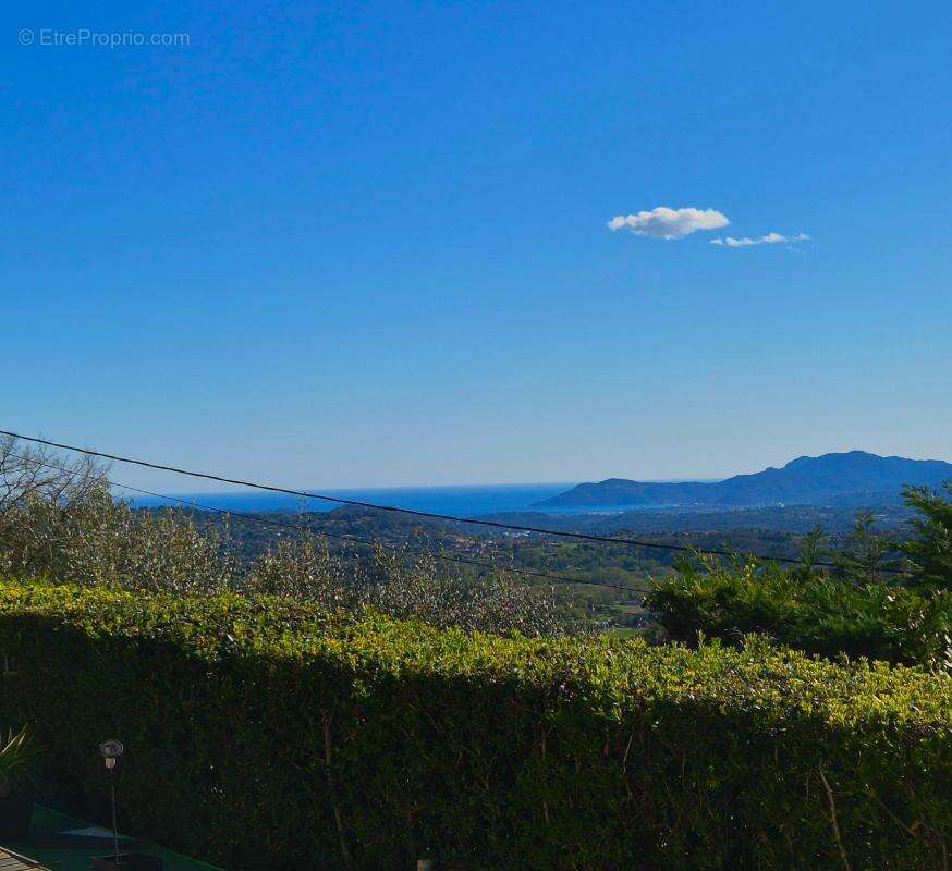 Maison à CHATEAUNEUF-GRASSE