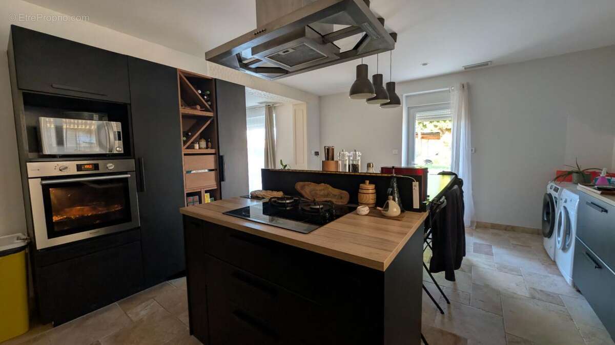 Maison  en pierre de 165 m2  de plain pied rénovée - photo 4