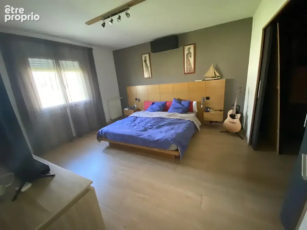 Une maison rare par ses volumes et sa configuration, à découvrir sans tarder à Lons. - photo 11