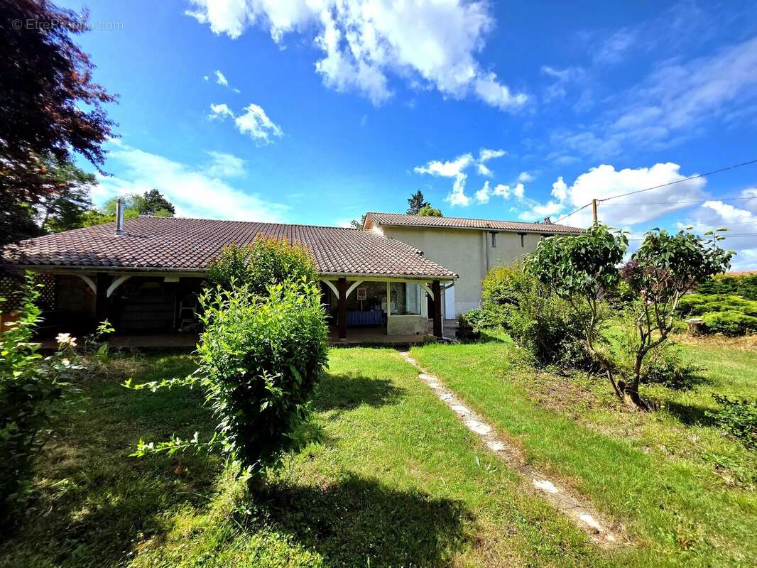 Charmante ferme en pierre offrant de beaux volumes et un excellent potentiel. - photo 2