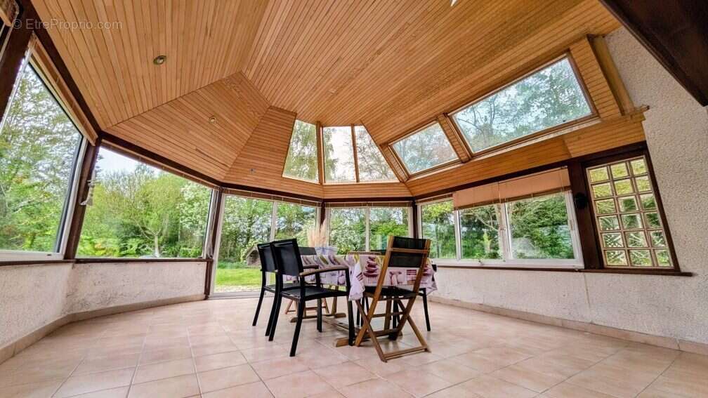 cuisine aménagée équipée- accès terrasse sud  - Maison à HILLION