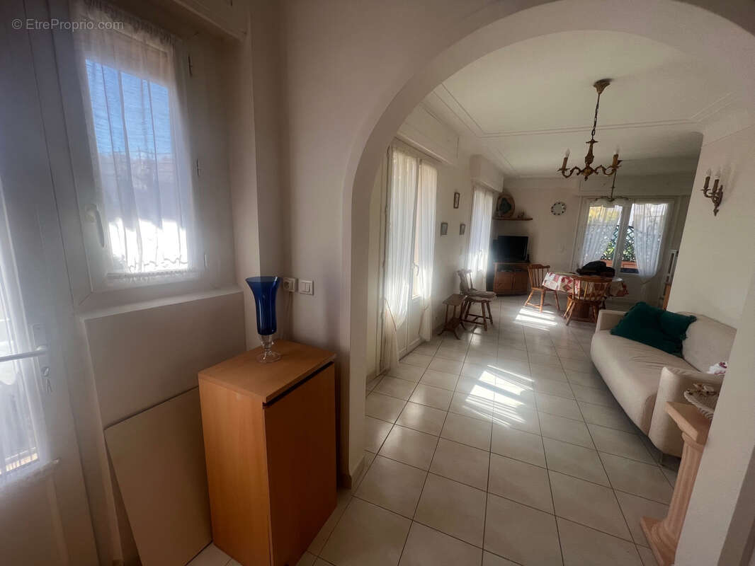EXCLUSIVITE- BAISSE DE PRIX-Bel emplacement pour ce T3 de 77m2 avec vue dégagée sur Tennis Club de Menton-Balc - photo 6