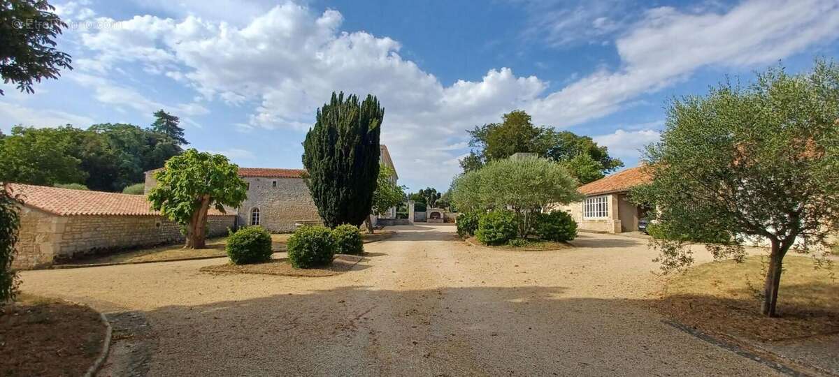 Elégante propriété,  parc et dépendances sur 3 ha - photo 5