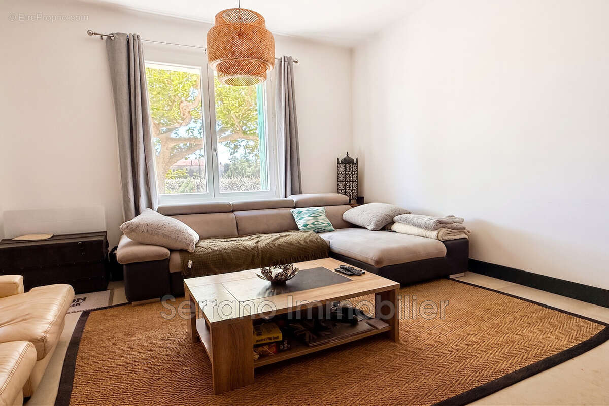 Maison 137 m² à Rognonas  - photo 2