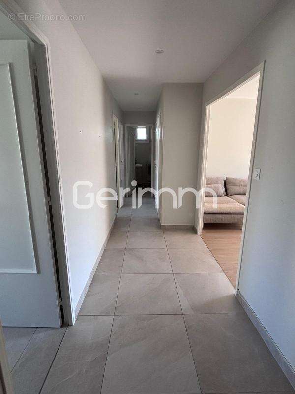 Vente - Appartement - 4 pièces + cuisine - 72 m² - 145 000 € - - photo 6