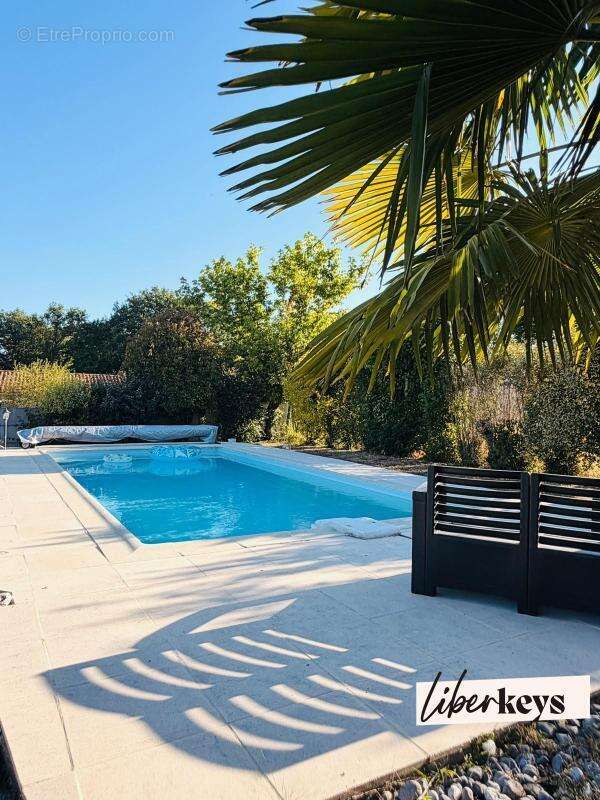 Maison familiale de plain-pied avec piscine, double garage et prestations énergétiques de qualité – Terrain arboré de 1 812 m² - photo 3