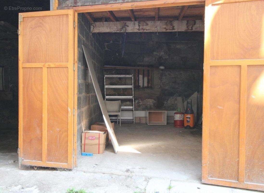 Parking à LE CHAMBON-FEUGEROLLES