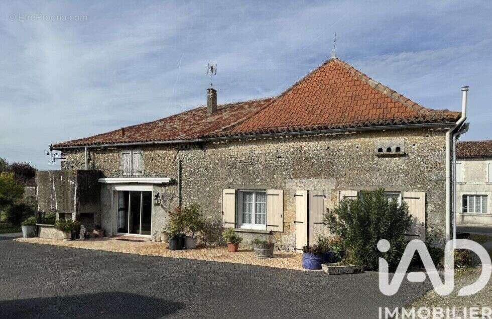 Maison 207 m² à Berneuil  - photo 2