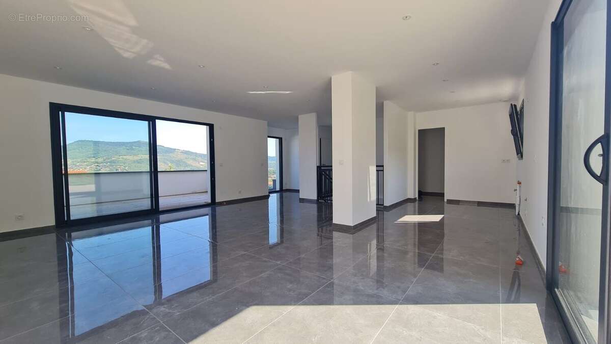 Maison à LES MARTRES-DE-VEYRE