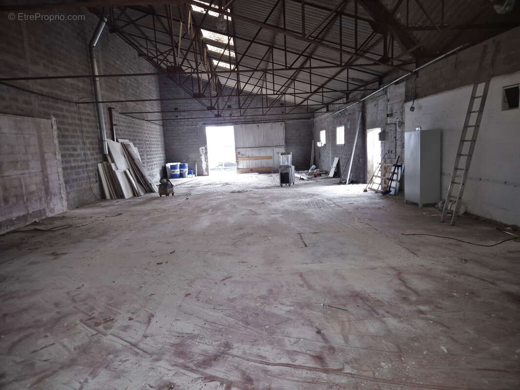 Bâtiment industriel à vendre   Alès • ±660 m2 sur terrain clos 1 389 m2 - photo 3