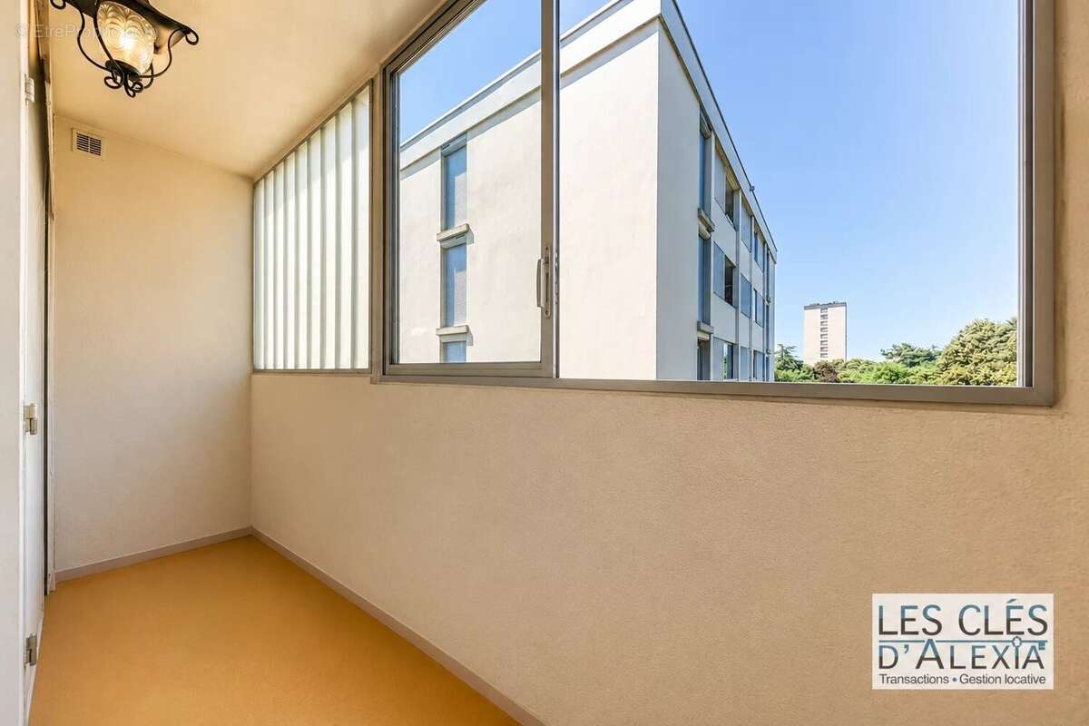 T4 traversant quartier PASTEUR, 75,83 m² / Loggia fermée / Balcon / Parking collectif - photo 12