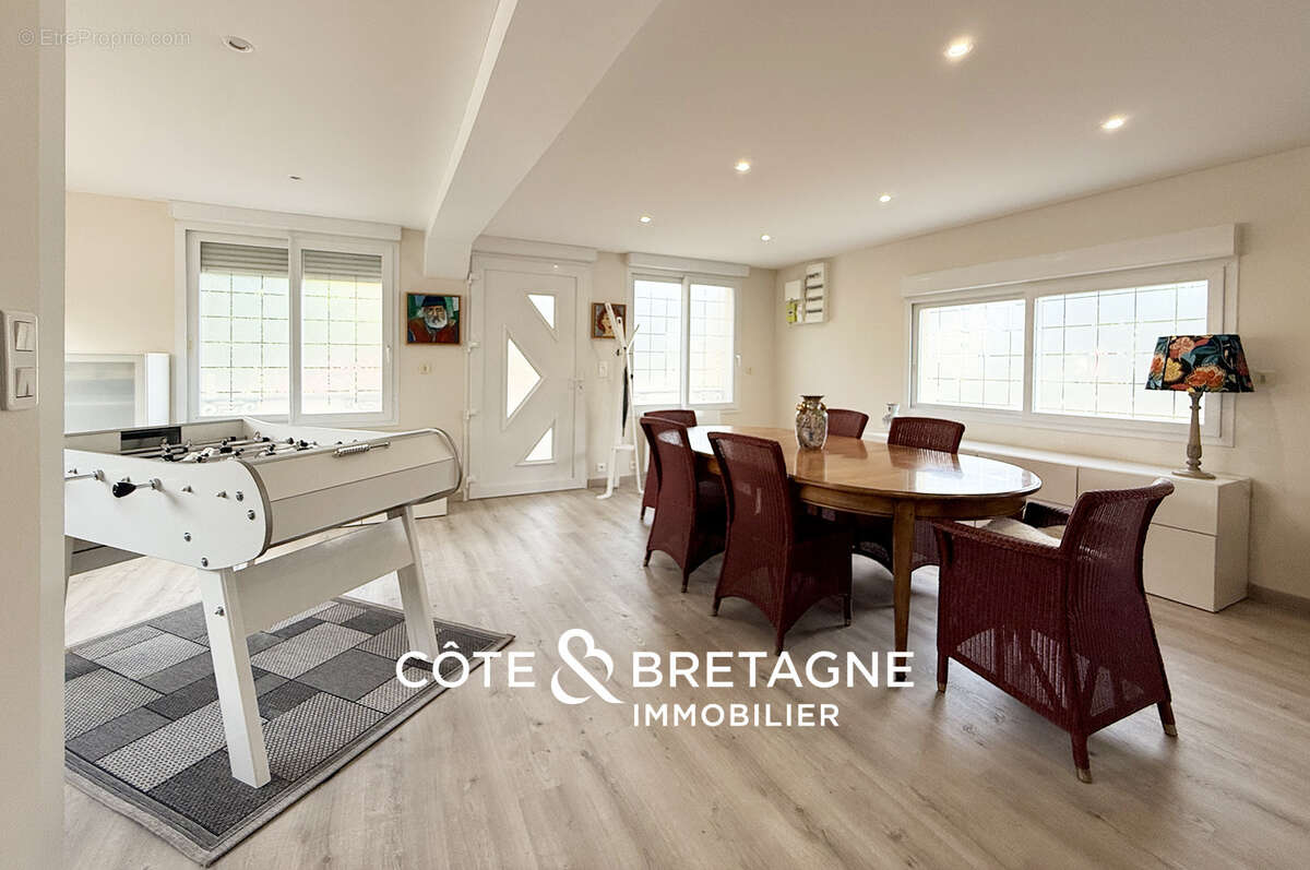 À Pleumeur-Gautier, une maison chaleureuse avec un hangar de 150 m2 aux beaux volumes. - photo 2