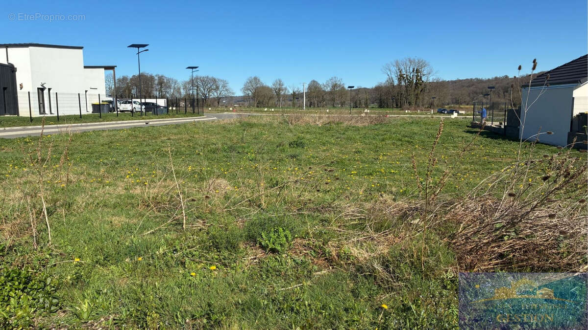 Terrain plat viabilise de 742m2 lot 3 - photo 2