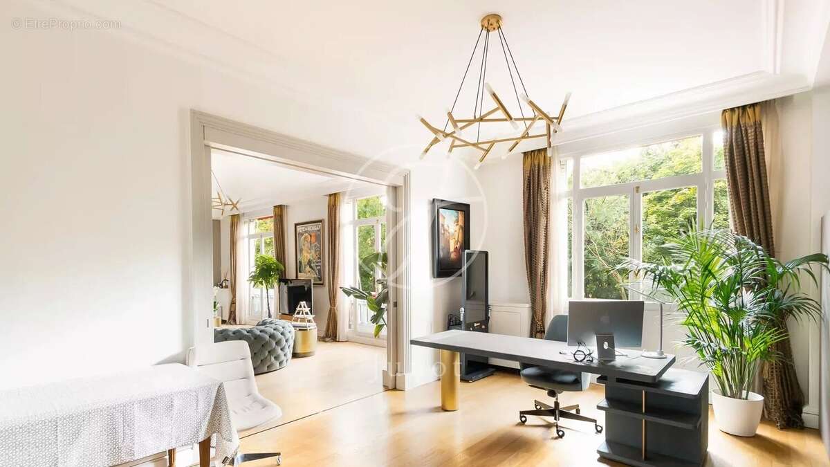 Appartement à PARIS-16E