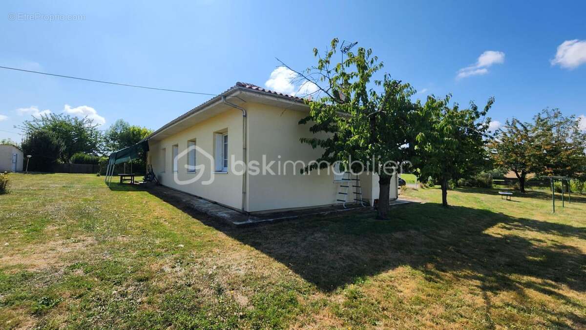 Maison 4 chambres sur grand terrain clôturé - photo 2