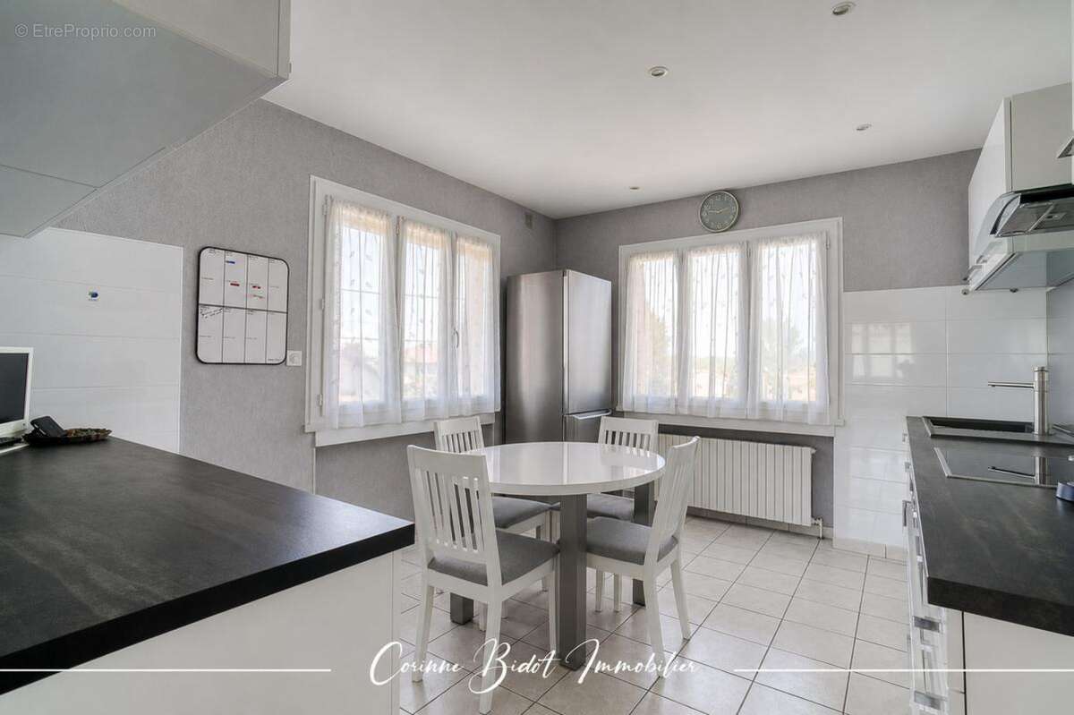 Maison 191 m² à Saint-Pierre-De-Chandieu  - photo 3