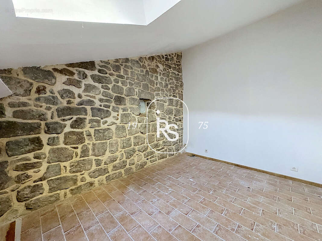 Une maison de village  de 80 m2 datant du 16ème dans le centre médiéval de Largentière. - photo 8