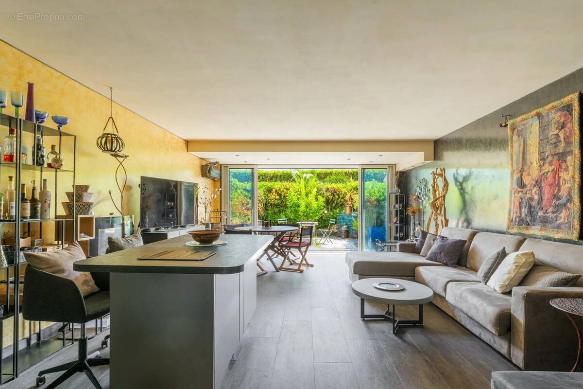 Appartement à SAINT-LAURENT-DU-VAR