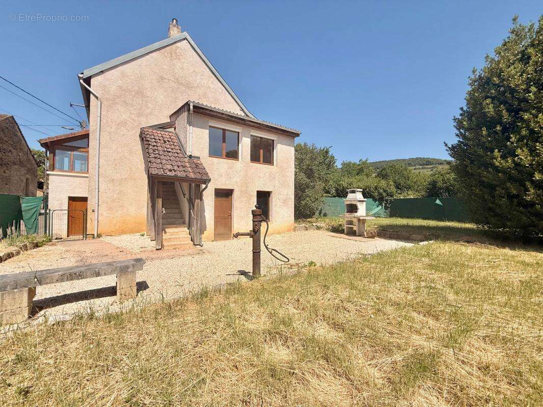 Maison avec 3 chambres et 2 garages sur un terrain de 742m² - photo 5