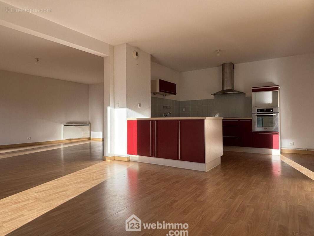 Une pièce de vie généreuse pour une surface totale de 53 m2. - Appartement à CHASSENEUIL-DU-POITOU