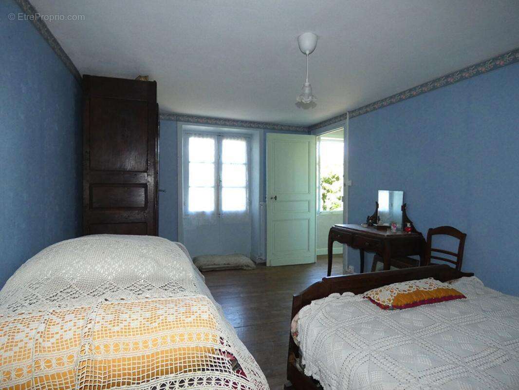 Maison 160 m2 / 4 chambres / 2 granges / terrain 3500m² environ - photo 18