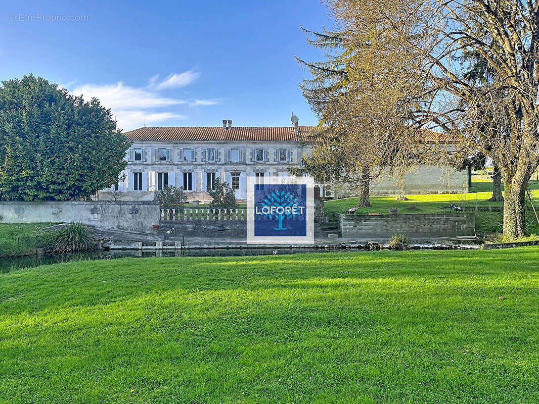 Maison de Maître, gîte, parc arboré avec étang et dépendances au calme - photo 2