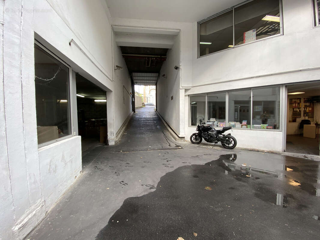 Commerce 1408 m² à Courbevoie  - photo 2