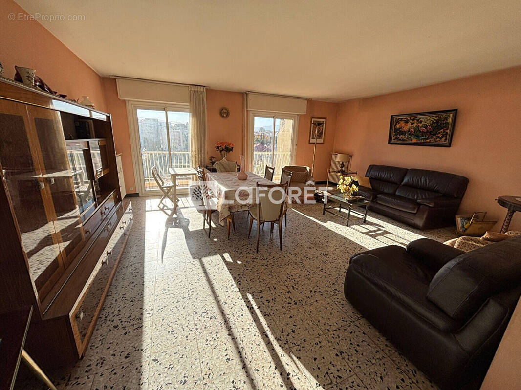 Appartement à SAINT-LAURENT-DU-VAR