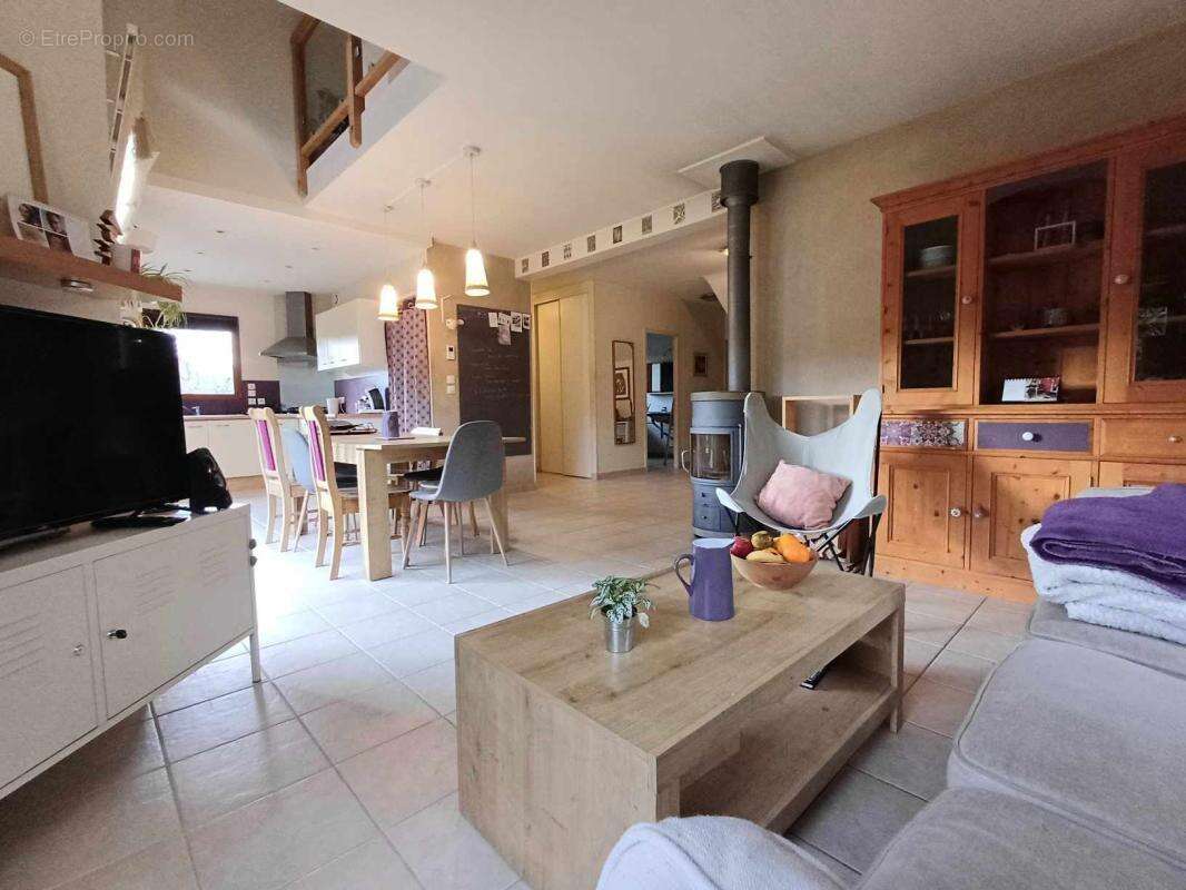 Maison à ENTRE-DEUX-GUIERS