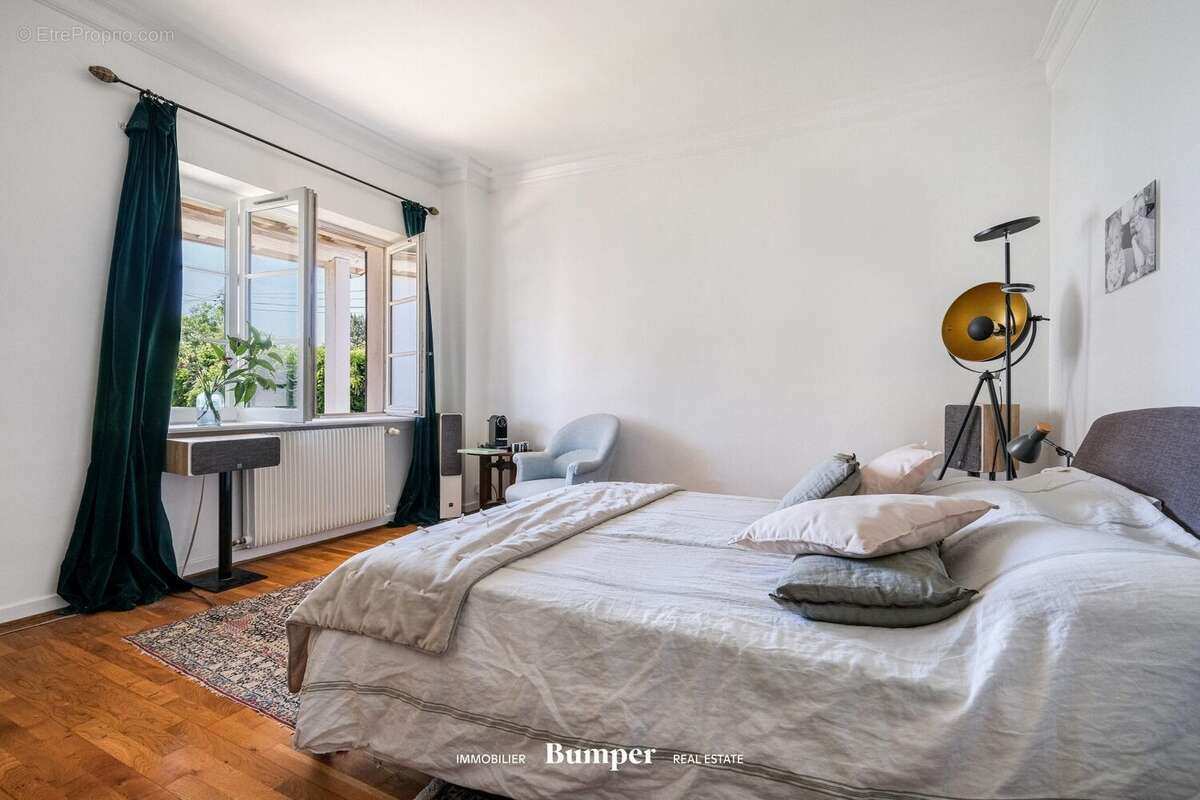 Maison 267 m² à Saint-Genis-Les-Ollieres  - photo 8