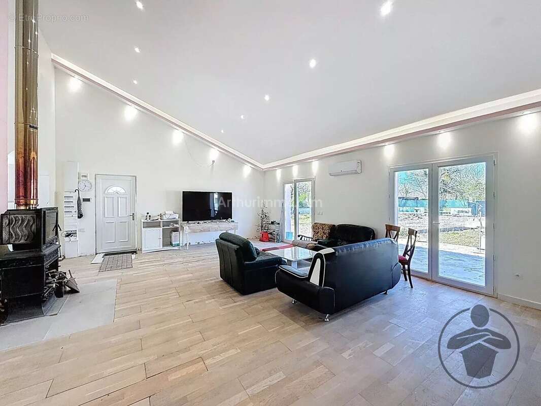 Maison à LA ROCHE-CHALAIS