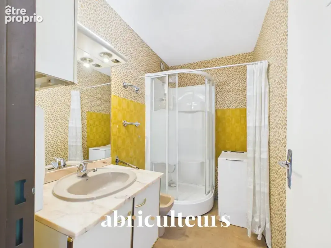 Talence : T4 traversant de 80 m² avec balcon, parking et cellier, à rafraîchir - photo 16