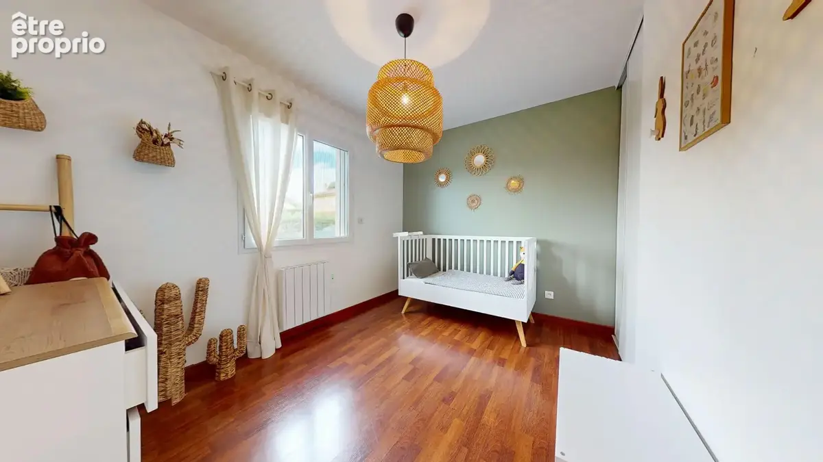 Maison familiale avec piscine, vue dégagée et garage - photo 12