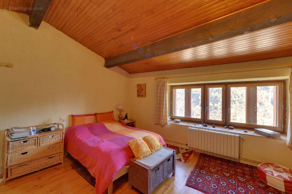 Maison à SAINT-SAUVEUR-DE-MONTAGUT