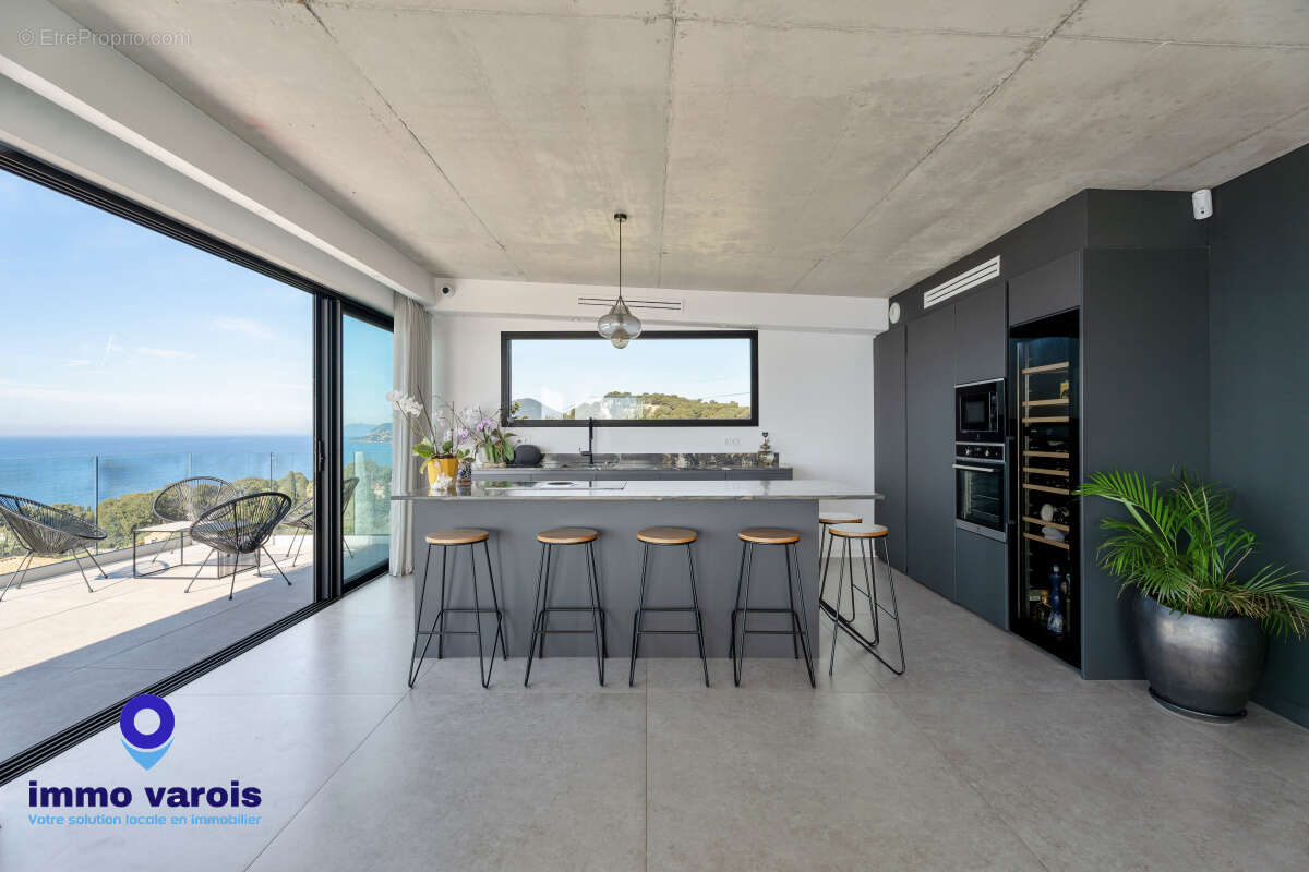 Carqueiranne vue mer panoramique, villa contemporaine 180 m2, 4 chambres, piscine chauffée, terrain 1 000 m2 - photo 5