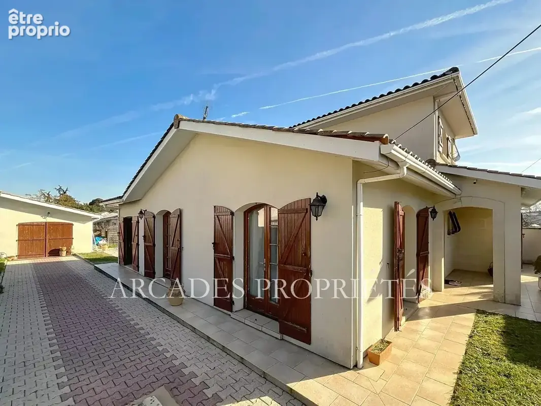 Élégante maison familiale avec piscine au cœur de bègle - photo 11