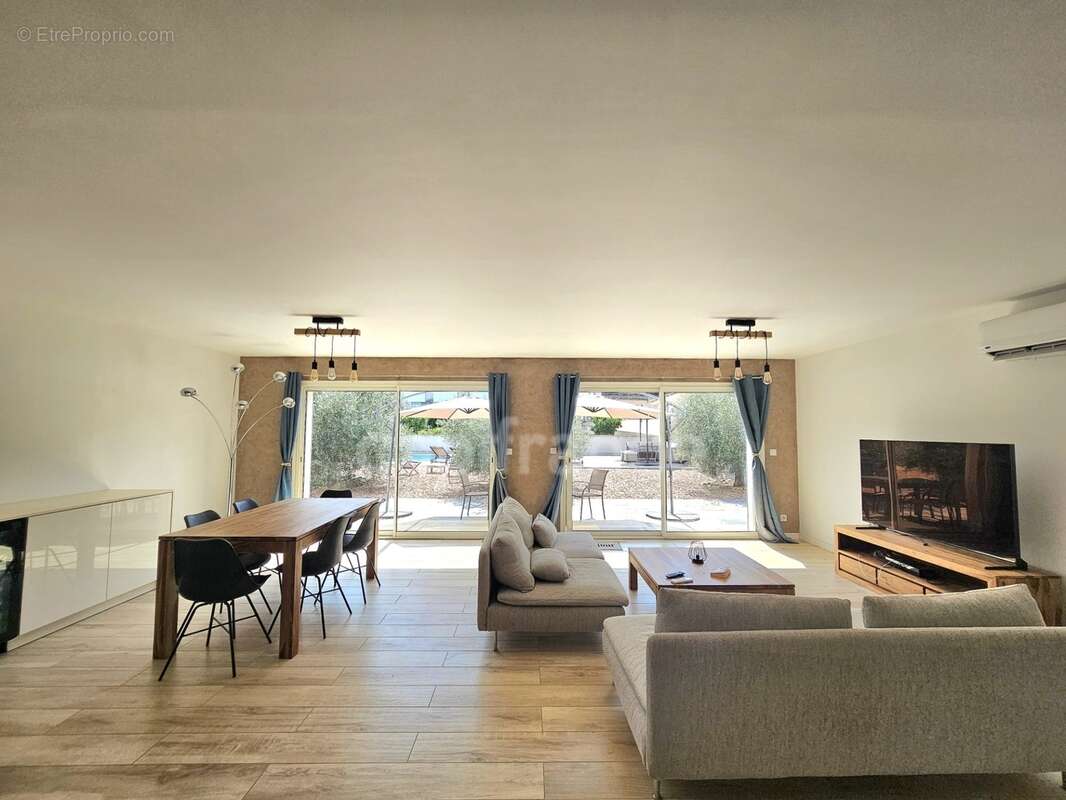 Ensemble immobilier de 368 m2 divisé en 3 habitations, piscine, terrain 1683 m2 à VESCOVATO (Haute Corse) - photo 7
