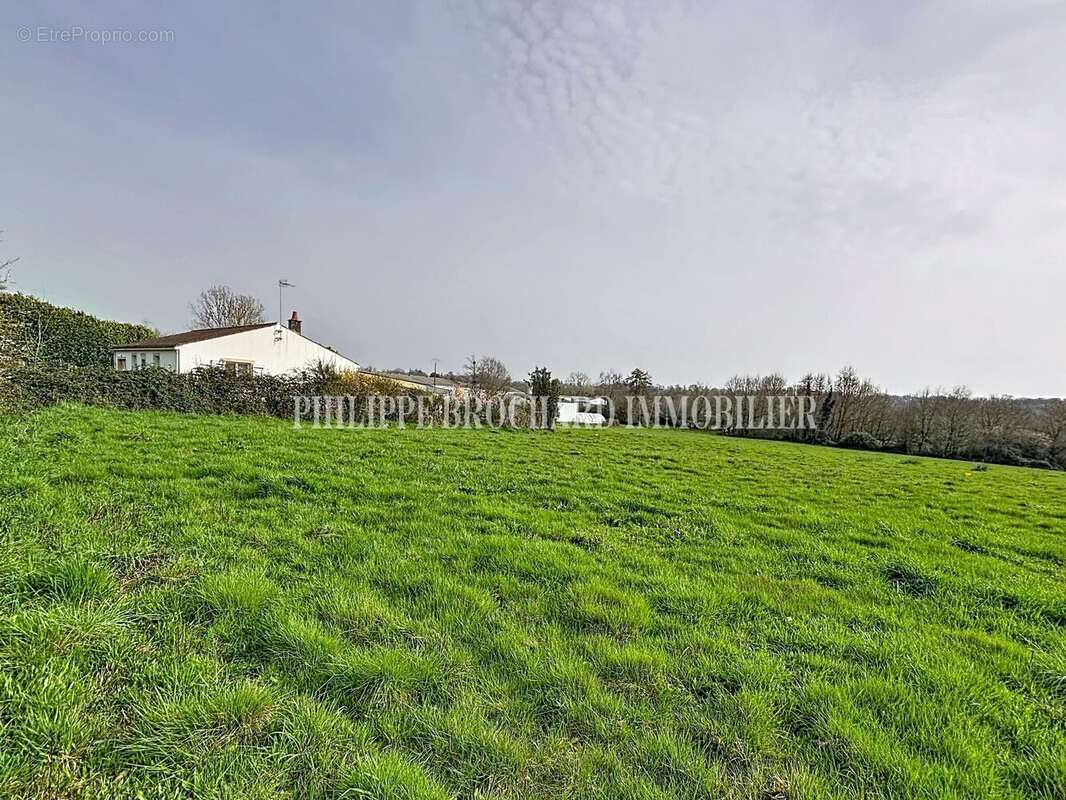 Terrain à MAREUIL-SUR-LAY-DISSAIS