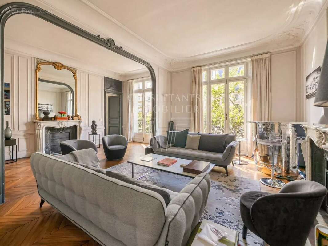 Appartement à PARIS-16E