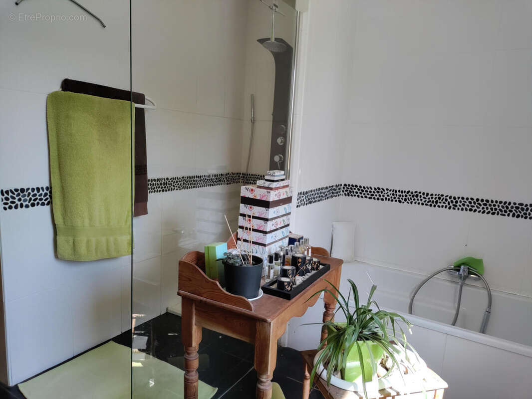 salle bain rez-de-chauséee - Maison à VIC-FEZENSAC