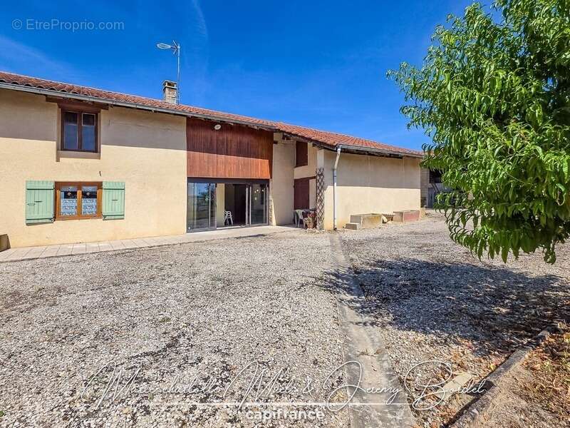 Longère avec double garage et dépendances - photo 16