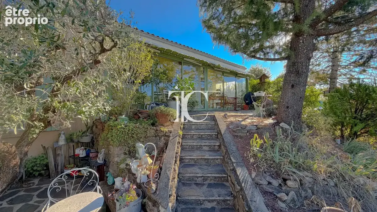 Propriété avec boxes, terrain clôturé et piscine sur 5 600 m² - photo 3