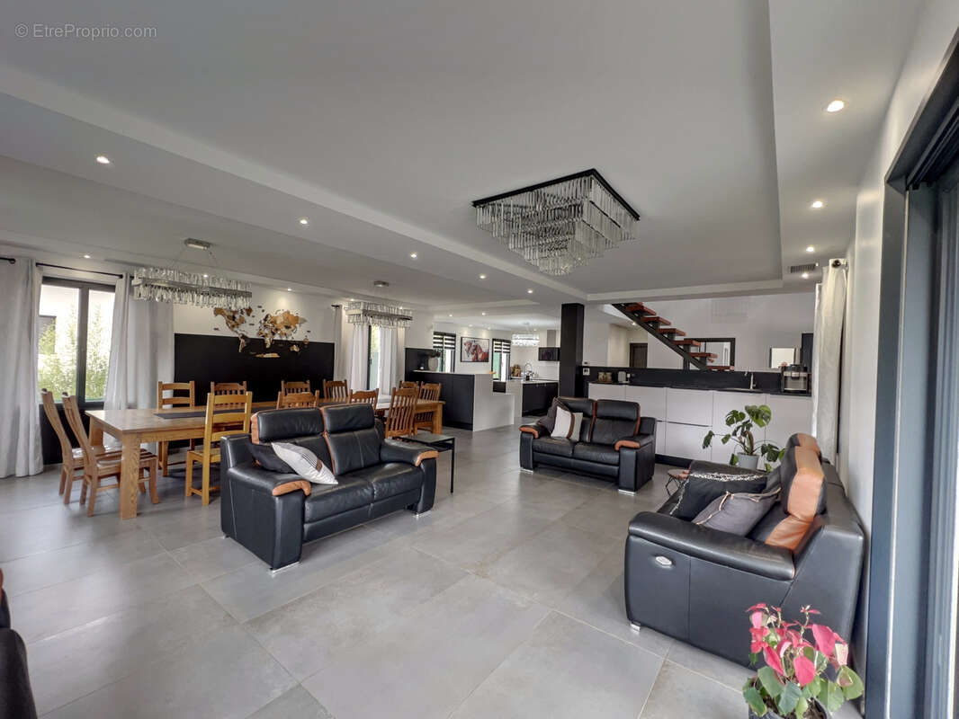 Maison à SAINT-LAURENT-DU-PAPE