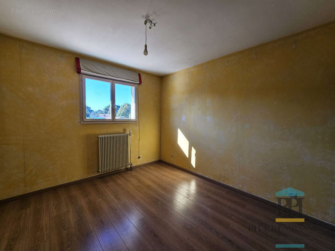 Chambre 3 avec placard - Maison à VILLENAVE-D&#039;ORNON