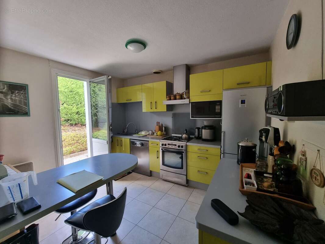 Cuisine équipée et fermée avec électroménager