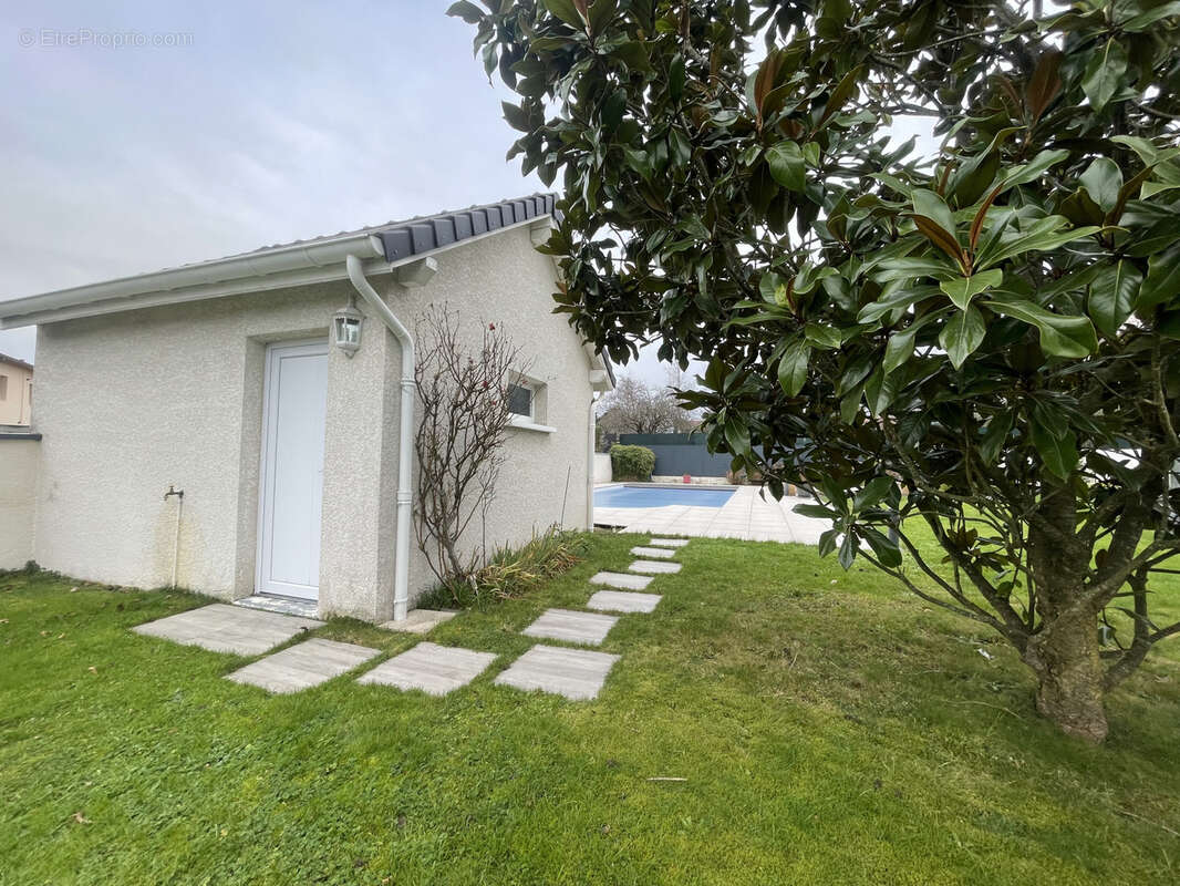 Maison à SAINT-GERMAIN-LESPINASSE