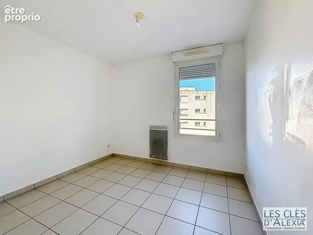 T3 - saint-priest - traversant avec balcon et places de parking - photo 9