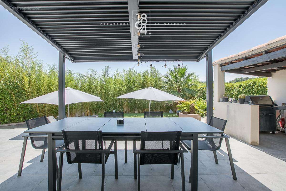 Maison À Vendre T6 Marseille 13011  Eoures  180m²  Piscine chauffée  Jacuzzi  Jardin paysagé  Salle de cinéma - photo 20